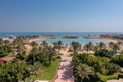 uitzicht op het strand vanaf het resort bij Desert Rose Resort in Hurghada