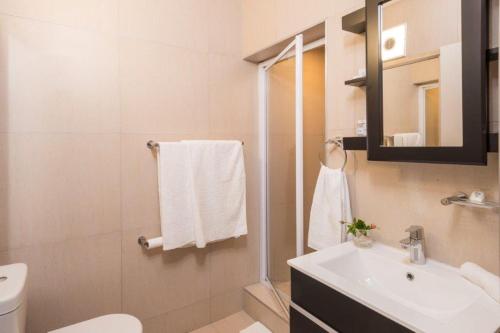 Ένα μπάνιο στο Flamingo Rocks