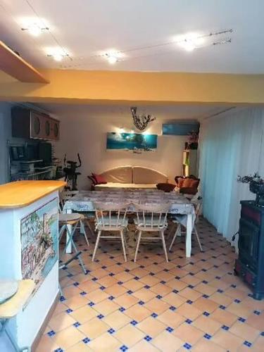 uma cozinha com mesa e cadeiras num quarto em Palmarosa apartments em Ercolano