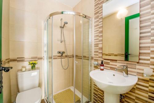 e bagno con doccia, servizi igienici e lavandino. di The Valley Holiday Home a Kerċem