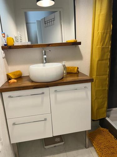 une salle de bain avec un lavabo et un miroir dans l'établissement Ninon, à Nice