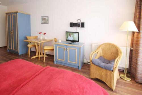 Zimmer mit einem Tisch und einem Esszimmer in der Unterkunft Yachthafenresidenz - Wohnung 9203 / 894 in Kühlungsborn
