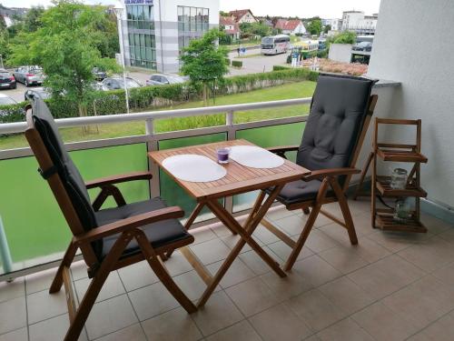 einen Tisch und zwei Stühle auf einem Balkon in der Unterkunft Yachthafenresidenz - Wohnung 9203 / 894 in Kühlungsborn