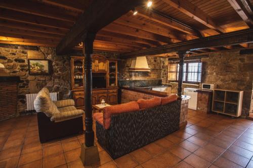 La Casa de Consuelo 3 في Viérnoles: غرفة معيشة مع كنبتين ومطبخ