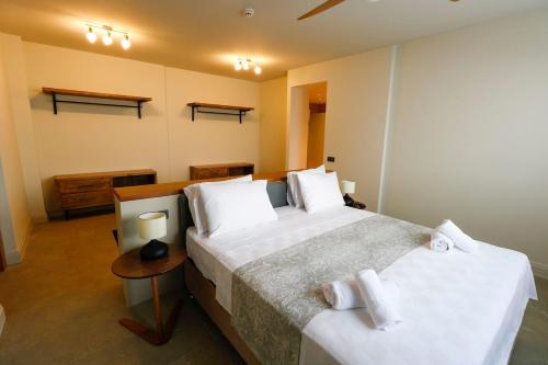 1 dormitorio con 2 camas y 1 mesa con 2 lámparas en Vistaport B - Luxury Villa, en Bodrum City
