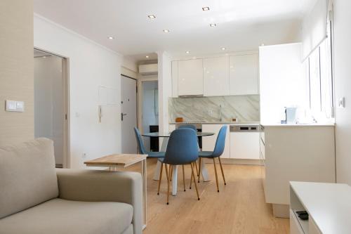 a kitchen and living room with a table and chairs at The Modern 1385 Apartment in Batalha