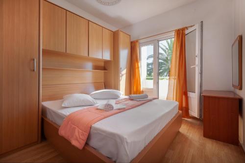 Postel nebo postele na pokoji v ubytování Apartments by the sea Igrane, Makarska - 310