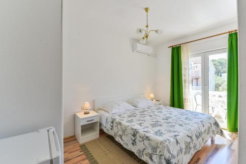 een witte slaapkamer met een bed en een raam bij Apartments and rooms by the sea Tkon, Pasman - 336 in Tkon