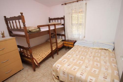 Ένα ή περισσότερα κρεβάτια σε δωμάτιο στο Seaside house for families with children Cove Kobiljak, Pasman - 320