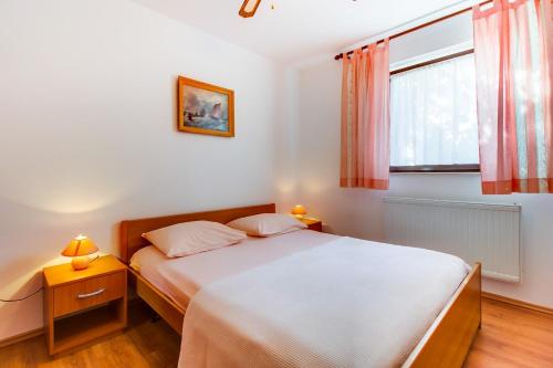 Ένα ή περισσότερα κρεβάτια σε δωμάτιο στο Apartments with a parking space Mali Losinj (Losinj) - 376