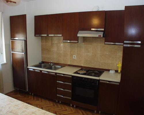 Kitchen o kitchenette sa Apartments by the sea Podgora, Makarska - 316