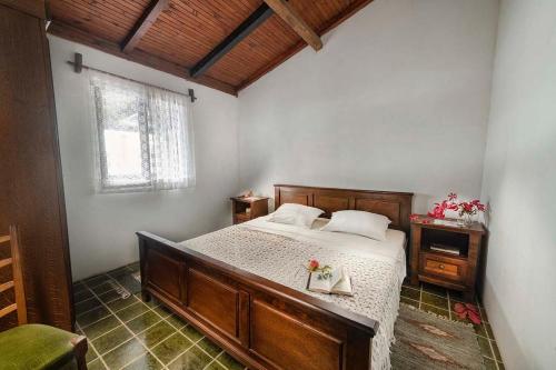 um quarto com uma grande cama de madeira num quarto em Secluded fisherman's cottage Lavdara, Dugi otok - 398 em Sali