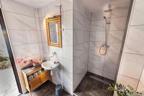 um banheiro branco com uma pia e um espelho em Secluded fisherman's cottage Lavdara, Dugi otok - 398 em Sali