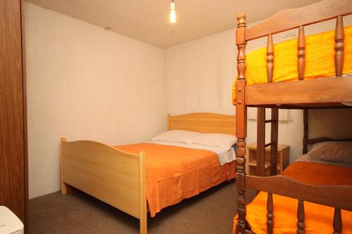 - une chambre avec 2 lits superposés et une échelle dans l'établissement Secluded fisherman's cottage Cove Ripisce, Dugi otok - 394, à Brbinj