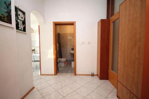 - un couloir avec une salle de bains et des toilettes dans l'établissement Apartments and rooms with parking space Njivice, Krk - 408, à Njivice