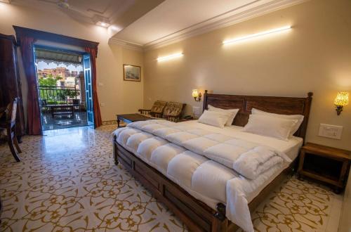 ein Schlafzimmer mit einem großen Bett in einem Zimmer in der Unterkunft Hanuwant Niwas Jodhpur in Jodhpur
