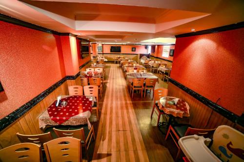 - Vistas a un restaurante con mesas y sillas en Hyde Park Hotel en Dubái