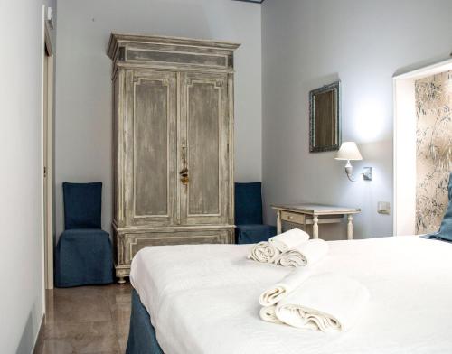 una camera con un letto e due sedie blu di Casa Vacanze L'essenziale a Martina Franca