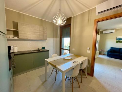 eine Küche und ein Esszimmer mit einem Tisch und Stühlen in der Unterkunft Appartamento Giglio in Mantua