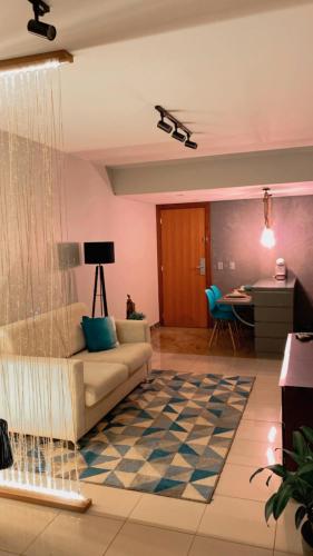 a living room with a couch and a table at Lindo Apart Lake Side com banheira in Brasilia