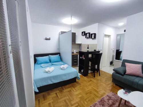 ein kleines Schlafzimmer mit einem Bett und einem Schreibtisch in der Unterkunft RELAX in Požarevac