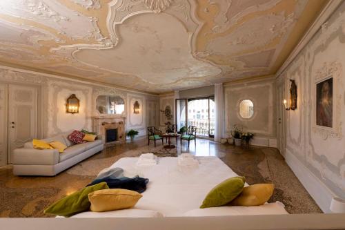 - un salon avec un canapé et un plafond dans l'établissement Mocenigo Grand Canal Luxury Suites, à Venise