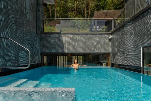 a man in a swimming pool in a house at Landhotel Sternwirt - Das Wellnesshotel zwischen Nürnberg und Amberg in Högen