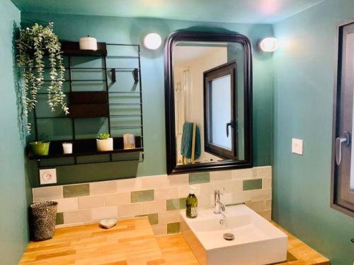 a bathroom with a sink and a mirror at EL PEPITA, Sublime maison de ville, Rennes in Rennes