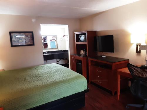 Μια τηλεόραση ή/και κέντρο ψυχαγωγίας στο Econo Lodge Inn & Suites Griffin North
