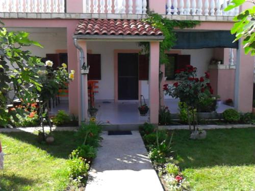 Vonkajšia záhrada v ubytovaní Apartments with a parking space Privlaka, Zadar - 14654
