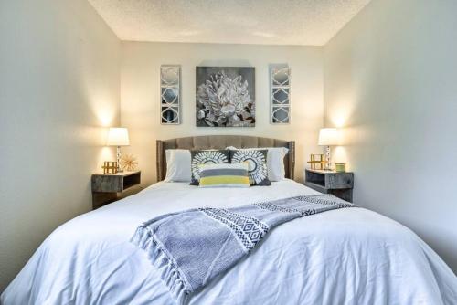 - une chambre avec un grand lit blanc et deux lampes dans l'établissement Pool Table and Outdoor Fun-Minutes from Downtown, à Colorado Springs