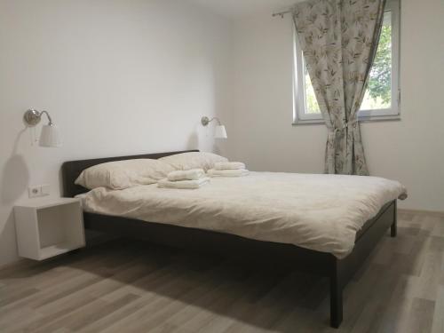 een slaapkamer met een bed met twee handdoeken erop bij Apartment Smoljanac 12345c in Smoljanac