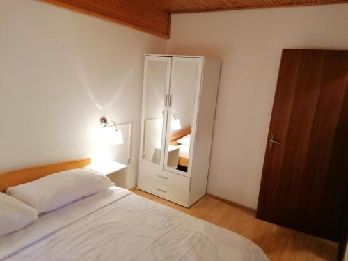 Posteľ alebo postele v izbe v ubytovaní Apartment Smoljanac 14979a