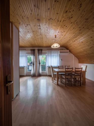 Fotografie z fotogalerie ubytování Apartments with parking space Smoljanac, Plitvice - 14979 v destinaci Smoljanac