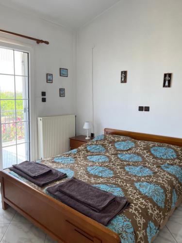 a bedroom with a bed with towels on it at A cottage with lemon&orange trees! in Káto Dhiminión