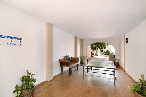un soggiorno con tavolo e divano di Apartamento Royal Park Albatros a San Miguel de Abona