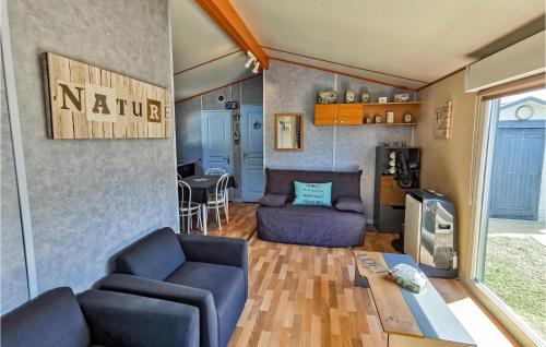 un salon avec un canapé et une table dans l'établissement Stunning Home In L'aiguillon-Sur-Vie, à LʼAiguillon-sur-Vie