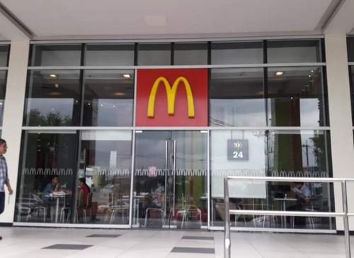 un restaurante McDonalds con un cartel en la parte delantera en 101 Newport Boulevard -Terminal 3 Airport, en Manila