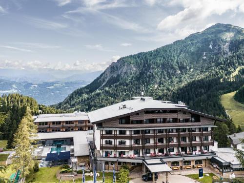 un hotel con vistas a la montaña en Falkensteiner Family Hotel Sonnenalpe en Sonnenalpe Nassfeld