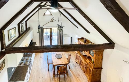Beautiful Home In Stegersbach With Kitchen في شتيغرسباخ: إطلالة علوية على مطبخ وغرفة طعام مع طاولة خشبية