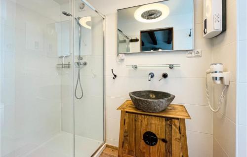 un baño con lavabo y ducha en Ferienhaus In Stegersbach, en Stegersbach