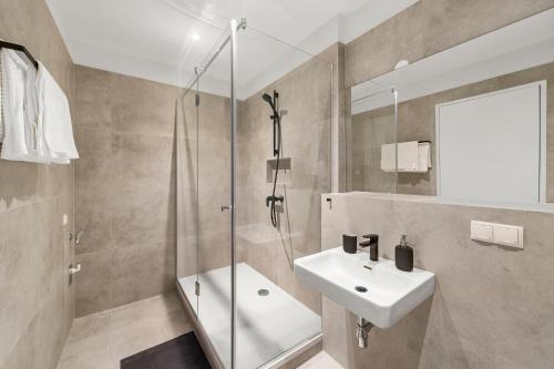 łazienka z umywalką i prysznicem w obiekcie VibeStudio 405 - Central - AC - Near Parking w Wiedniu