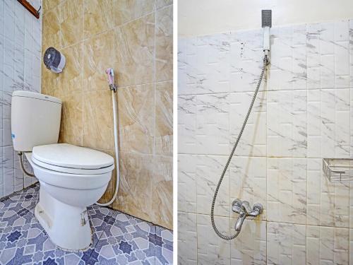- deux photos d'une salle de bains avec toilettes et douche dans l'établissement OYO 91587 Griya Buah De5 Syariah, à Sidoarjo