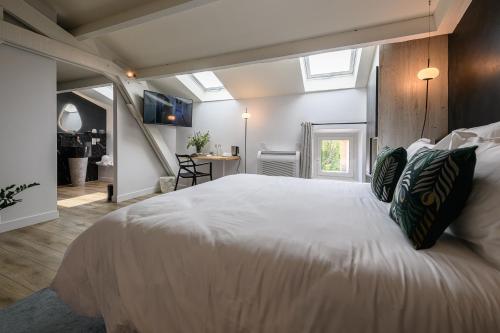1 dormitorio con 1 cama blanca grande en una habitación en Villa Sainte Anne, en Gigondas