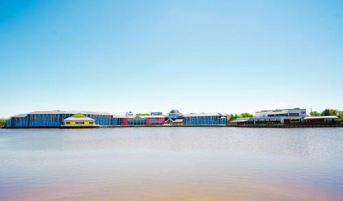 un grande bacino d’acqua con edifici sullo sfondo di Castaway Bay by Cedar Point Resorts a Sandusky