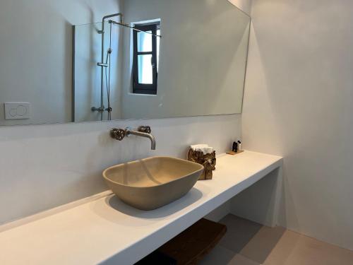 Bagno di ZETINE SUITES SIKINOs