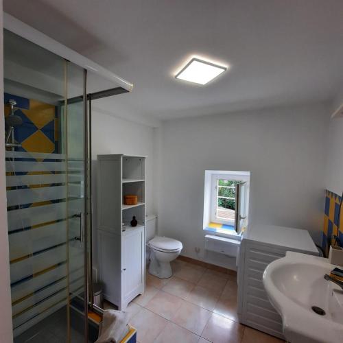 un baño con inodoro y lavabo en Campaneta, en Saint-Martin-de-Brômes