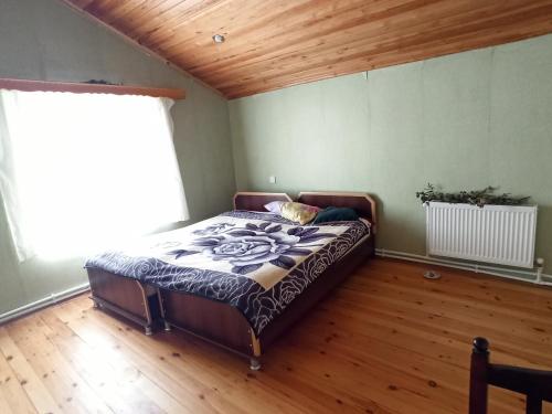 1 dormitorio con 1 cama en una habitación con ventana en Bon Apart en Quba