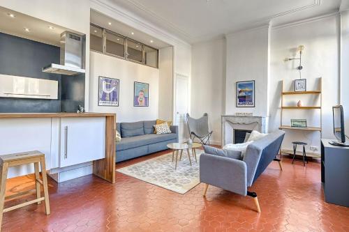 un salon avec un canapé bleu et une cheminée dans l'établissement NOCNOC- Le Fortunio, à Marseille