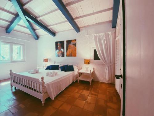 1 dormitorio con 1 cama grande en una habitación en San Marco LT, en Porto Rotondo